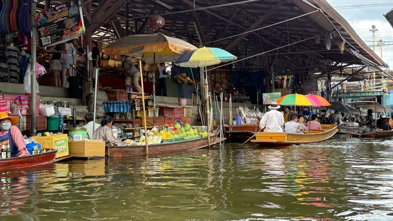 Damnoen Saduak Floating Market